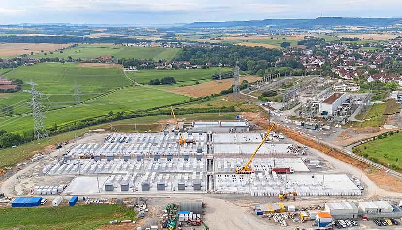 Blick Richtung Süden auf das Gelände des Netzboosters. Er ist auf 30 Subnester aufgeteilt, mit jeweils 12 bis 16 Batterien.