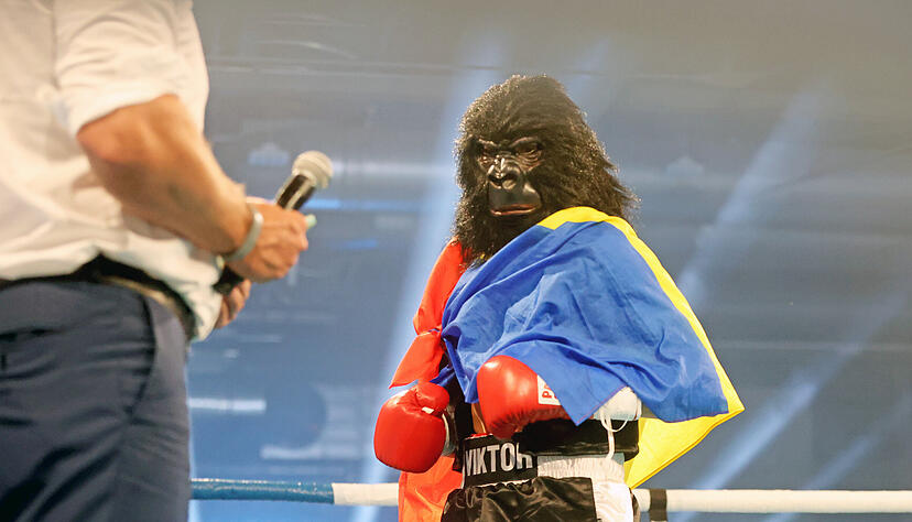 Victor Ionasku war mit Gorilla-Maske in den Ring gekommen.