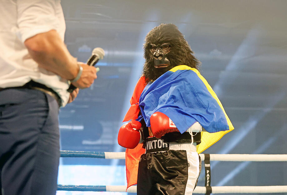 Victor Ionasku war mit Gorilla-Maske in den Ring gekommen.