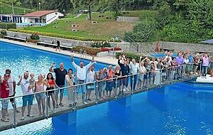 Mike Schneider hat am Wochenende mit rund 50 Badegästen Geburtstag gefeiert. Über die Badegäste sagt er: "Wir sind eine große Familie." Mike Schneider hat am Wochenende mit rund 50 Badegästen Geburtstag gefeiert. Über die Badegäste sagt er: "Wir sind eine große Familie."