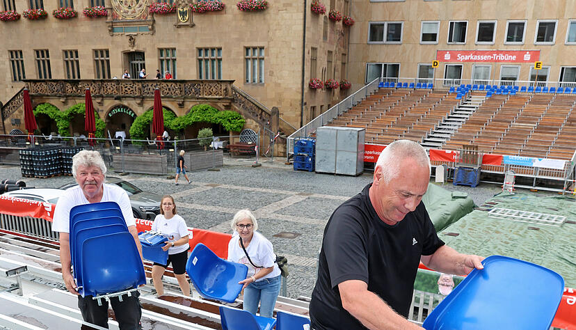 1.500 Sitzschalen m&uuml;ssen auf die Trib&uuml;nen montiert werden. Dann geht es an das Verlegen des Tartan-Belags.