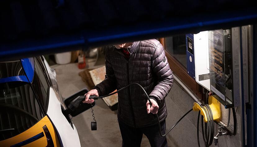 Komfortabel: Wer eine eigene Wallbox in der Garage hat, lädt sein E-Auto bequem. Komfortabel: Wer eine eigene Wallbox in der Garage hat, lädt sein E-Auto bequem.