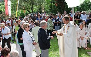 Ein feierliches Hochamt an der St. Anna-Kapelle in Mulfingen eröffnet den Annatag. Am Abend folgt dann die feierliche Prozession durch den Ort, an dem sich Gläubige aus nah und fern beteiligen.
Foto: Archiv/Burkert-Ankenbrand Ein feierliches Hochamt an der St. Anna-Kapelle in Mulfingen eröffnet den Annatag. Am Abend folgt dann die feierliche Prozession durch den Ort, an dem sich Gläubige aus nah und fern beteiligen.
Foto: Archiv/Burkert-Ankenbrand