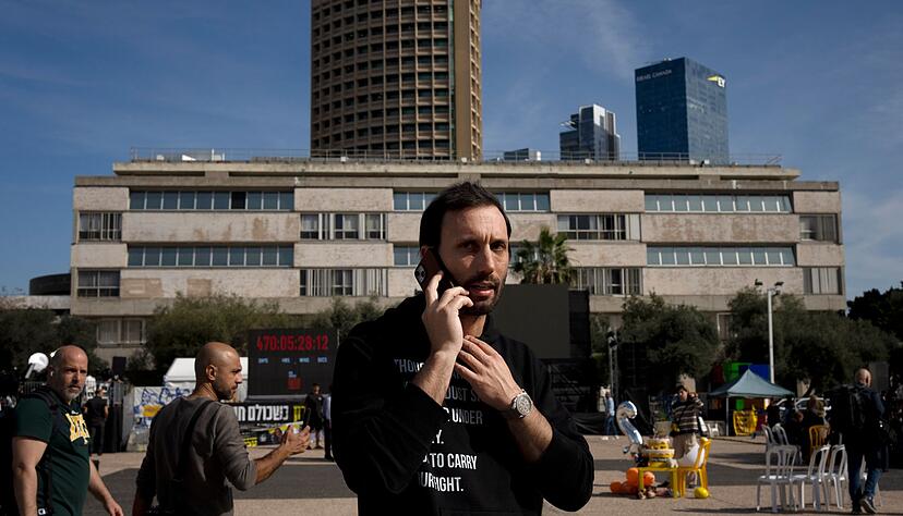 Menschen auf dem Platz der Geiseln in Tel Aviv. Menschen auf dem Platz der Geiseln in Tel Aviv.