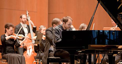 Sportlich-diszipliniert die Tiefe eines Musikst&uuml;cks ausloten: Herbert Schuch mit dem W&uuml;rttembergischen Kammerorchester Heilbronn in der Harmonie.