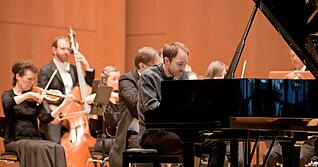 Sportlich-diszipliniert die Tiefe eines Musikst&uuml;cks ausloten: Herbert Schuch mit dem W&uuml;rttembergischen Kammerorchester Heilbronn in der Harmonie.