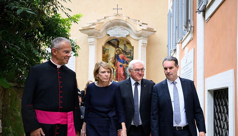 Steinmeier und seine Frau Elke Büdenbender im Vatikan. Steinmeier und seine Frau Elke Büdenbender im Vatikan.