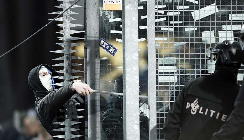 In Utrecht durfte ein Teil der G&auml;stefans das Spiel nicht im Stadion verfolgen.