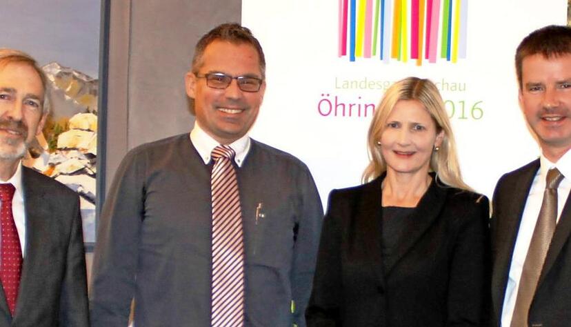 Gartenschau-Sponsoren: Thomas und Beate B&uuml;chele, eingerahmt von Gesch&auml;ftsf&uuml;hrer Erich Herrmann (links) und Oberb&uuml;rgermeister Thilo Michler.Foto: privat