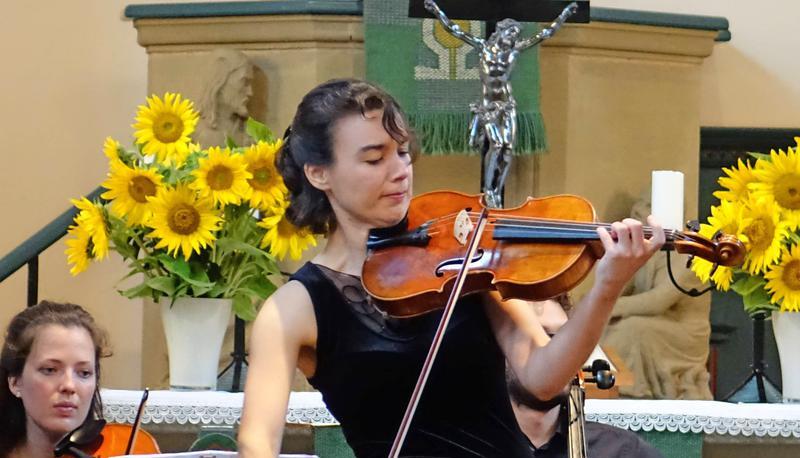 Vinciane Vinckenbosch begeisterte als Solistin: Seit Jahren ist auf die Kultursommer-Besucher verlass, wenn das Concertino Ensemble nach Gaggstatt kommt. Die Jugendstilkirche wird immer voll.
Foto: Archiv/Snurawa