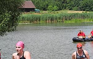 Station geschafft: Die ersten fünf Schwimmer der Staffel, die aus dem Wasser steigen, sind Frauen. Station geschafft: Die ersten fünf Schwimmer der Staffel, die aus dem Wasser steigen, sind Frauen.