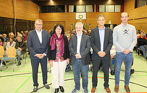 Infoveranstaltung in der Mehrzweckhalle Massenbach &uuml;ber geplante Windenergieanlagen mit (v.l.) Klaus Mandel (Regionalverband), B&uuml;rgermeisterin Sabine Rotermund, Stephan von Massenbach (Waldstiftung) sowie Oliver Renaud und Felix zu Ortenburg (Enerkraft GmbH).
Foto: Friedhelm R&ouml;mer