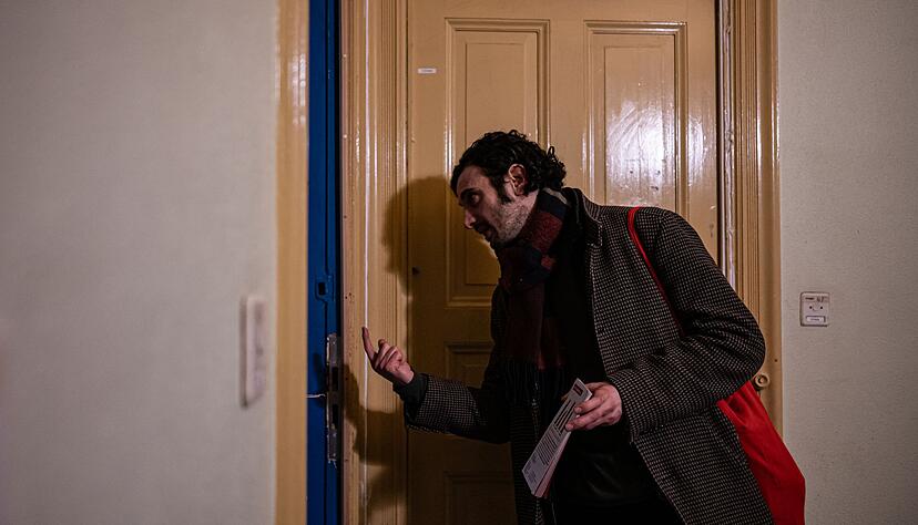 Der Berliner SPD-Bundestagsabgeordnete Demir geht vor der Bundestagswahl im Bezirk Neuk&ouml;lln von T&uuml;r zu T&uuml;r, um Stimmen zu gewinnen. In seinem Wahlkreis leben relativ viele Ausl&auml;nder, die nicht wahlberechtigt sind, sowie Deutsche mit Migrationshintergrund.