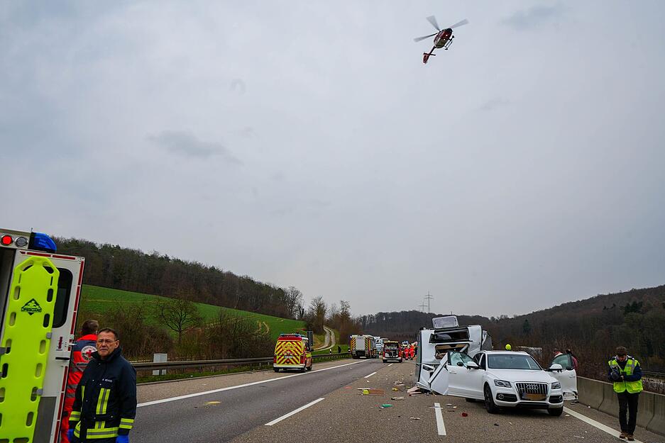 Auch ein Rettungshubschrauber ist am Montagnachmittag an der A6 im Einsatz.