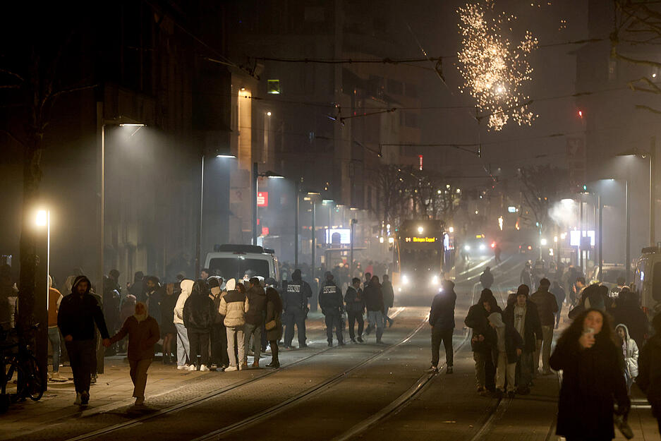 Besonders in der Kaiserstraße hatten sich allerlei, meist junge, männliche Fans mit pyrotechnischem Equipment versammelt. Besonders in der Kaiserstraße hatten sich allerlei, meist junge, männliche Fans mit pyrotechnischem Equipment versammelt.