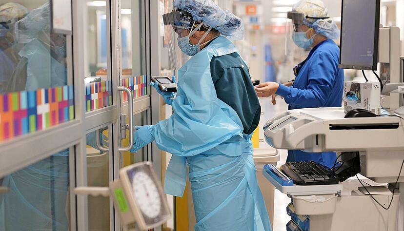 Die Versorgung von Covid-19-Patienten (hier ein Themenfoto) ist sehr aufwendig.
Foto: dpa Die Versorgung von Covid-19-Patienten (hier ein Themenfoto) ist sehr aufwendig.
Foto: dpa