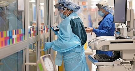 Die Versorgung von Covid-19-Patienten (hier ein Themenfoto) ist sehr aufwendig. 
Foto: dpa