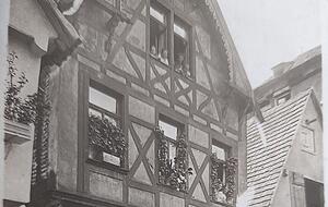 Die Aufnahme von Ralf Rohrbach, die das Elternhaus seiner Mutter in der Wolfganggasse 10 zeigt, ist von 1924.