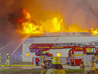 Eine Lagerhalle ist am Ostersonntag in Brand geraten.