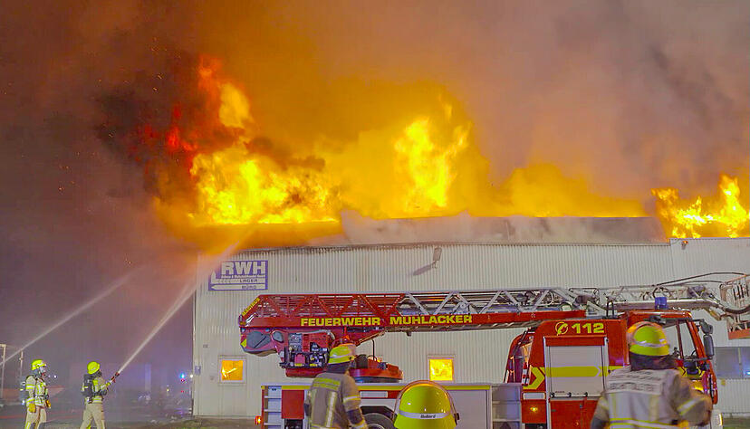 Eine Lagerhalle ist am Ostersonntag in Brand geraten.