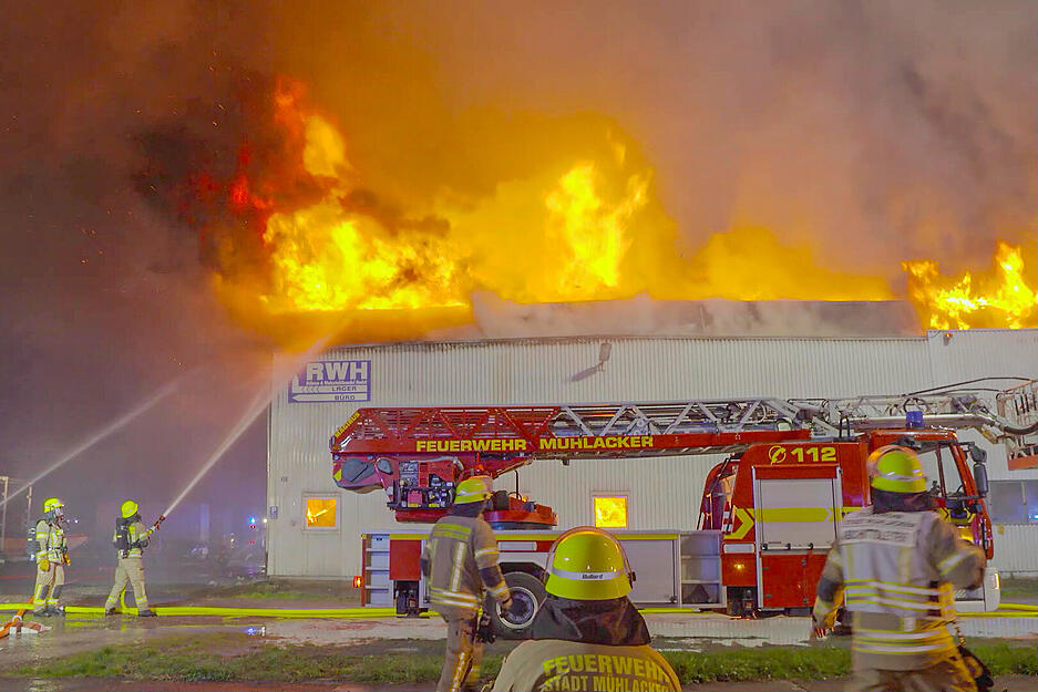 Eine Lagerhalle ist am Ostersonntag in Brand geraten.