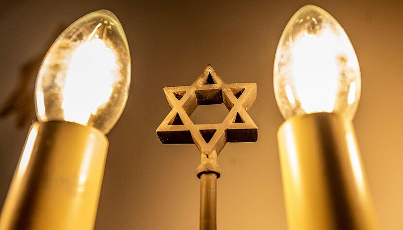 Ein siebenarmiger Leuchter (Menora) mit einem Davidstern in einer Synagoge. Ein siebenarmiger Leuchter (Menora) mit einem Davidstern in einer Synagoge.