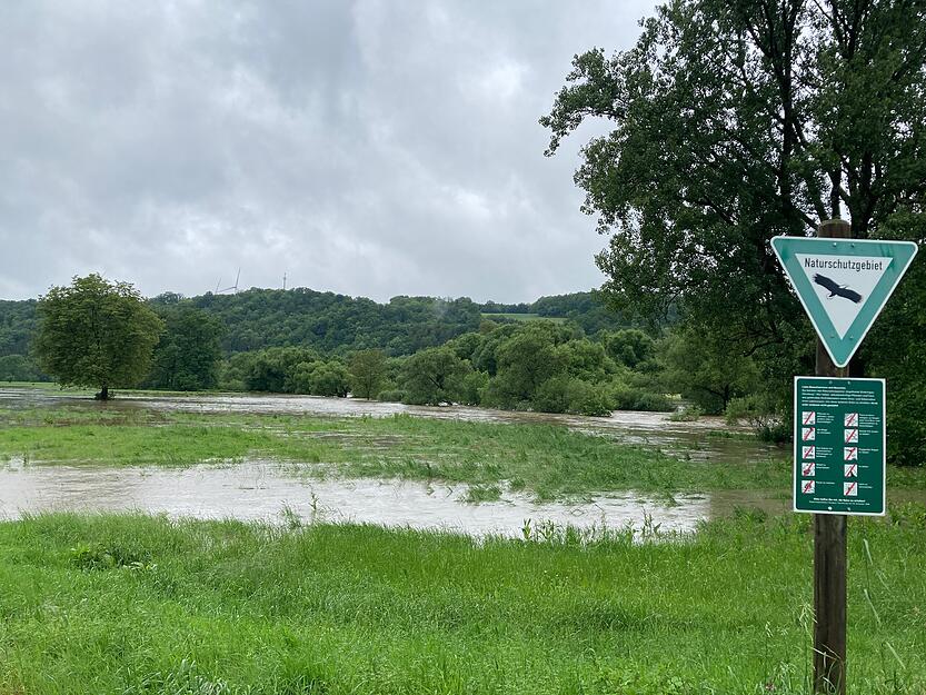 Die Situation am Kocher: Der Fluss ist deutlich über die Ufer getreten und flutet die Auen. Die Situation am Kocher: Der Fluss ist deutlich über die Ufer getreten und flutet die Auen.