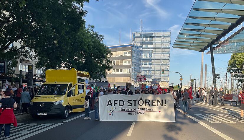 Um kurz nach sieben beginnt der Demo-Zug zur Allee. Um kurz nach sieben beginnt der Demo-Zug zur Allee.
