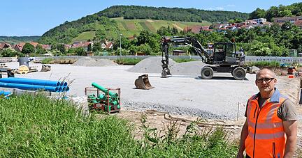 Der neue Schwerpunkt-Recyclinghof in Niedernhall wird im Warrwiesenweg gebaut. Die bestehende Fläche in der Bahnhofstraße wurde der AWH gekündigt. Folge für das Team von Joachim Bahr: Für 500 000 Euro muss ein anderer Standort her.
Foto: Reichert Der neue Schwerpunkt-Recyclinghof in Niedernhall wird im Warrwiesenweg gebaut. Die bestehende Fläche in der Bahnhofstraße wurde der AWH gekündigt. Folge für das Team von Joachim Bahr: Für 500 000 Euro muss ein anderer Standort her.
Foto: Reichert