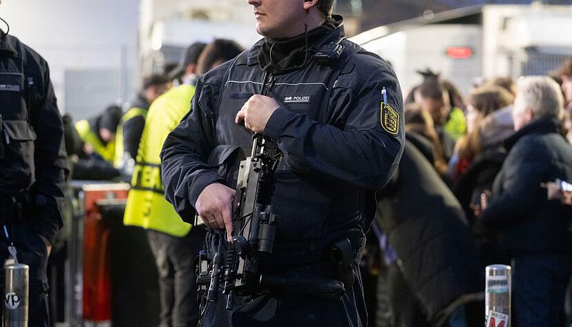 Zahlreiche Polizeikr&auml;fte waren bei dem Spiel in Stuttgart im Einsatz.