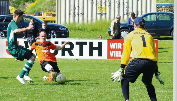 Der Amrichshausener Nico-Kim Limbach setzt sich zwar durch, bringt den Ball aber gegen Gaisbach II nicht im Tor unter.Foto: Kurt Gesper
