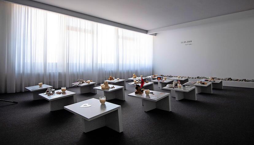 Im Gedenkraum der Realschule in Winnenden erinnern Tische an die get&ouml;teten Sch&uuml;ler. Foto: dpa