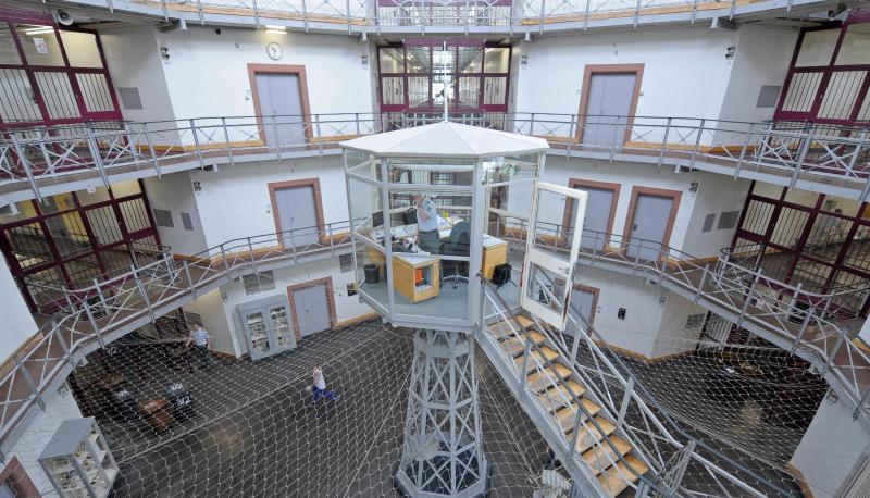 Innenhof in der Justizvollzugsanstalt Mannheim: Einem Häftling gelang die Flucht. Innenhof in der Justizvollzugsanstalt Mannheim: Einem Häftling gelang die Flucht.