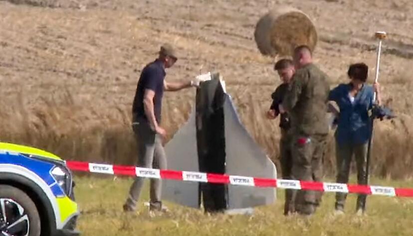 Bergung einer beschädigten Drohne in Polen. (Archivbild) Bergung einer beschädigten Drohne in Polen. (Archivbild)