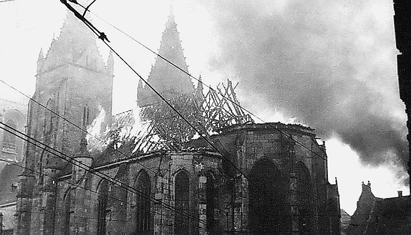 Die Kirche ging nicht erst beim Fliederangriff vom 4. Dezember 1944 in Flammen auf, sondern schon am 10. September 1944.