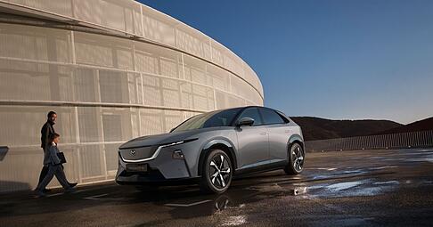 Der Mazda CX-6e soll im Sommer zu Preisen ab 50 000 Euro auf den Markt kommen.