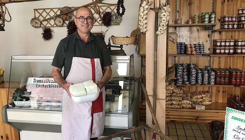Klaus Stefanie verkauft in Heilbronn-B&ouml;ckingen "Transsilvanische Leckerbissen". Foto: Vanessa M&uuml;ller
