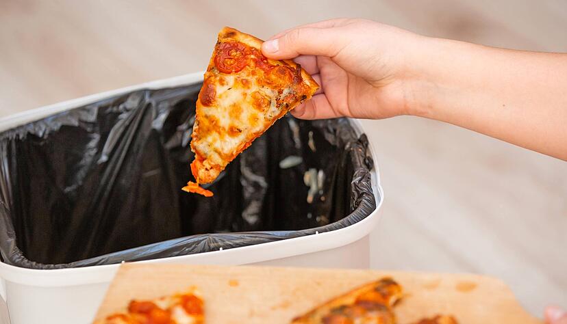 In Deutschland werfen vor allem Privathaushalte viele noch genießbare Lebensmittel weg. Der Endverbraucher hat einen Anteil an der Gesamtmenge von mehr als 50 Prozent. In Deutschland werfen vor allem Privathaushalte viele noch genießbare Lebensmittel weg. Der Endverbraucher hat einen Anteil an der Gesamtmenge von mehr als 50 Prozent.