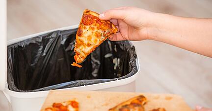 In Deutschland werfen vor allem Privathaushalte viele noch genießbare Lebensmittel weg. Der Endverbraucher hat einen Anteil an der Gesamtmenge von mehr als 50 Prozent. In Deutschland werfen vor allem Privathaushalte viele noch genießbare Lebensmittel weg. Der Endverbraucher hat einen Anteil an der Gesamtmenge von mehr als 50 Prozent.