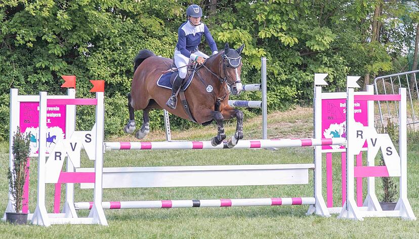 Startet am Wochenende beim Turnier des RV Eppingen: Verena Kölz vom SV Leingarten, hier am Sonntag bei ihrem Sieg in Schwaigern im M**-Springen mit Delinda.