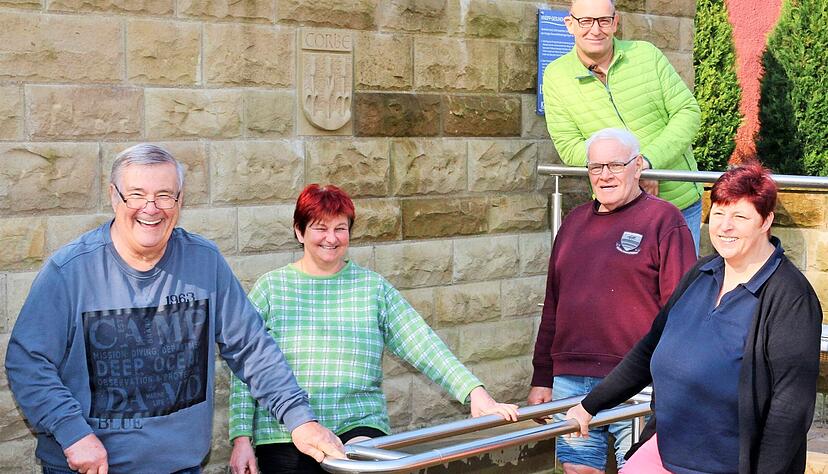 Wolfgang Schädler (von links), Sylvia Brütsch, Walter Hofmann und Silke Schmidt beim Wassertreten. Wilfried Willig (hinten) schaut zu. Foto: Ute Plückthun