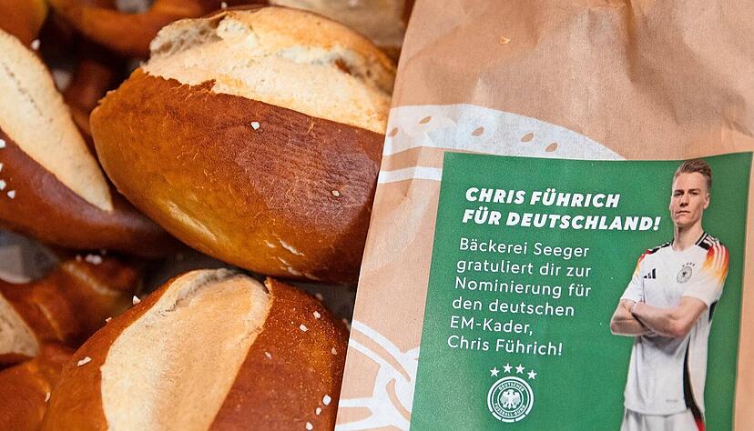 Wenn in der Brezeltüte das EM-Ticket steckt: Mit einem Aufkleber "Chris Führich für Deutschland" gratuliert die Bäckerei Seeger dem Stuttgarter Chris Führich zu seinem EM-Ticket.