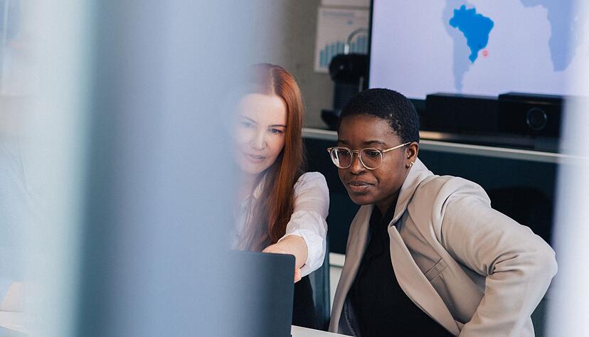 Gemeinsamer Blick auf die gesetzten Ziele: H&auml;ufig sind Leistungsbewertungen essenziell f&uuml;r die Weiterentwicklung im Beruf.