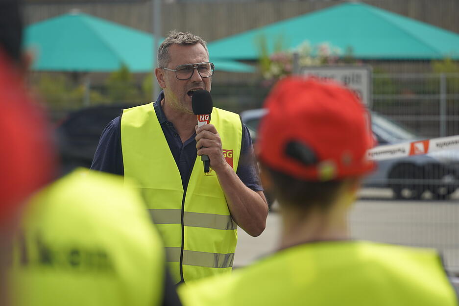 Knorr-Mitarbeiter haben sich am Montag zum Warnstreik versammelt. Knorr-Mitarbeiter haben sich am Montag zum Warnstreik versammelt.