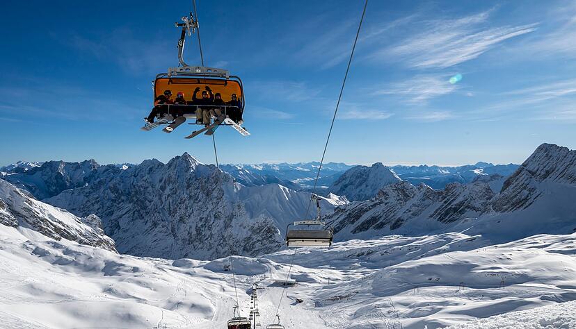 An der Zugspitze beginnt die Skisaison. An der Zugspitze beginnt die Skisaison.