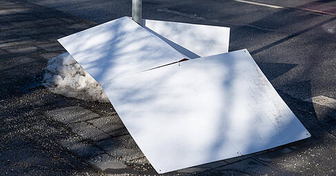 Zerstoertes Plakat, Partei nicht zu identifizieren (Symbolbild)