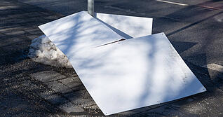 Zerstoertes Plakat, Partei nicht zu identifizieren (Symbolbild)