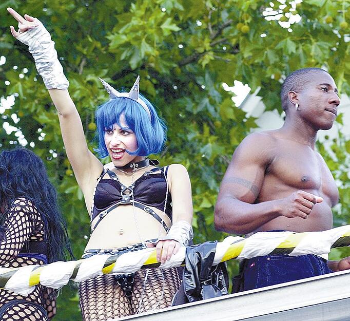 Erlaubt ist, was gefällt. Trotz Regen leichtbekleidet auf den Trucks, die Party kennt keine Grenzen.