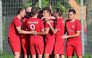 Alles auf rot: Jubel beim TGV Dürrenzimmern. Nach einem 2:0 gegen Böckingen ist der Klassenerhalt in der Bezirksliga weiter greifbar.
Foto: Andreas Veigel Alles auf rot: Jubel beim TGV Dürrenzimmern. Nach einem 2:0 gegen Böckingen ist der Klassenerhalt in der Bezirksliga weiter greifbar.
Foto: Andreas Veigel