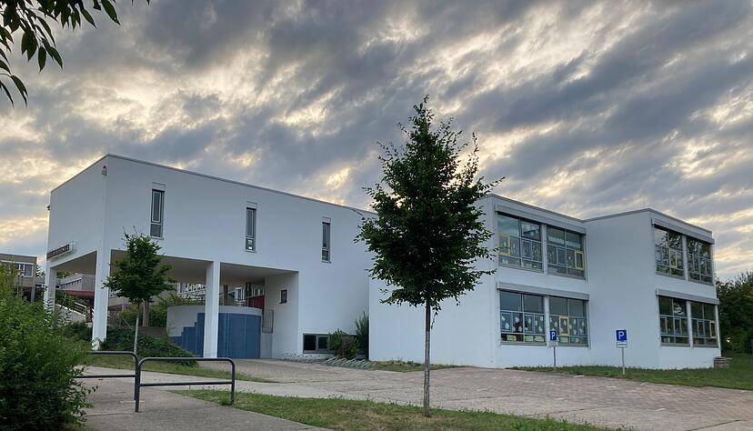 Gen&uuml;gend Platz ist vorhanden: An dieser Seite der Hellberg-Grundschule soll nun das neue Geb&auml;ude f&uuml;r den Ganztagsschulbetrieb angebaut werden.
Foto: J&ouml;rg K&uuml;hl